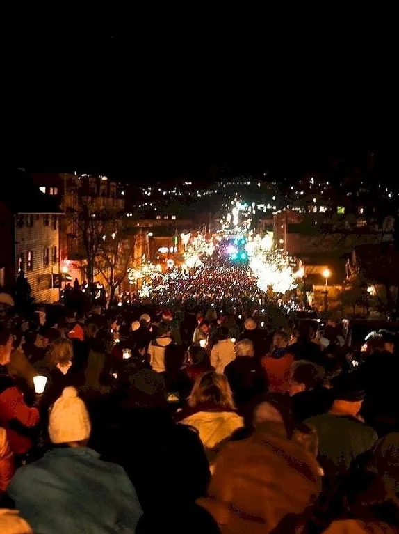 6:30PM Olde Golden Candlelight Walk @ Washington Avenue and 15th Street